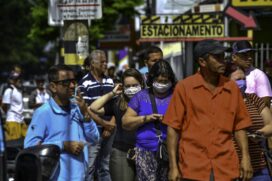 Movimento em região comercial da cidade de São José dos Campos, no interior de São Paulo