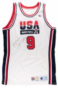 Camisa autografada pelo jogador Michael Jordan foi arrematada por US$ 216 mil, o que equivale a mais de R$ 1,1 milhão