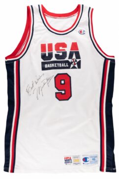 Camisa autografada pelo jogador Michael Jordan foi arrematada por US$ 216 mil, o que equivale a mais de R$ 1,1 milhão