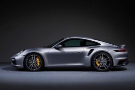 O motor do 911 é um 3,8 litros com dois turbocompressores