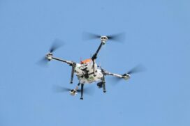 Drone é acoplado com pulverizadores para alcançar áreas de difícil acesso; limpeza será em uma área de cerca de 400 km na região