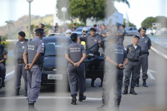 Policiais militares em grupo