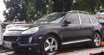 A casa de leilões Kronberg tenta vender no dia 28 de abril um Porshe Cayenne S, cor preta, ano 2007, modelo 2008