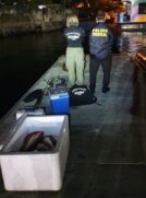 Agentes do ICMBio e Polícia Federal aguardam chegada de barco pesqueiro no Porto