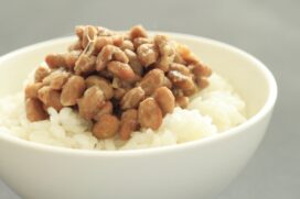 O texto indica que a doa&ccedil;&atilde;o seja realizada diretamente, por meio de bancos de alimentos ou em colabora&ccedil;&atilde;o com o poder p&uacute;blico
