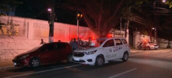 O motorista saiu do veículo e fugiu pelo Cemitério São Paulo