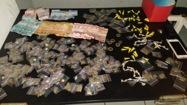 Além dos entorpecentes apreendidos, a Polícia Militar também encontrou R$ 600 em dinheiro escondido em uma latinha