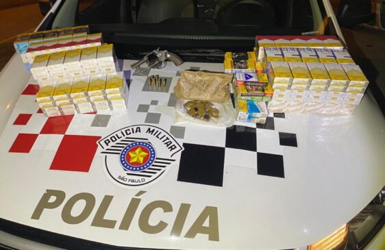Policiais apreenderam um revólver calibre 32, munições, celulares, mais de R$ 500 e 50 maços de cigarro