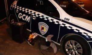O homem foi encontrado com uma caixa de som, fiação elétrica e um ventilador de parede