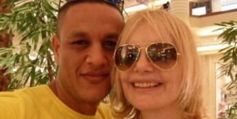 Em entrevista, a atriz conta ter sido ameaçada e xingada pelo egípcio Hazem Roshdi, 35, com quem tem um relacionamento conturbado.