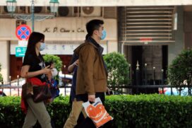 China tem sido acusada de encobrir o atraso na reação inicial à pandemia; equipe da OMS deve chegar ao país na quinta-feira