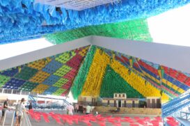 Parque do Povo. O espaço onde acontece a festa é coberto e pelo seu formato, também é conhecido como Pirâmide. É aqui que as quadrilhas juninas competem entre si na dança, roupa e música, para ver qual é a mais bonita da festa. A tradição da quadrilha