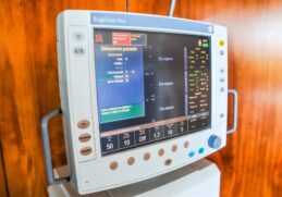 A autorização inclui ventiladores pulmonares, monitores de sinais vitais, bombas de infusão, equipamentos de oximetria e capnógrafos