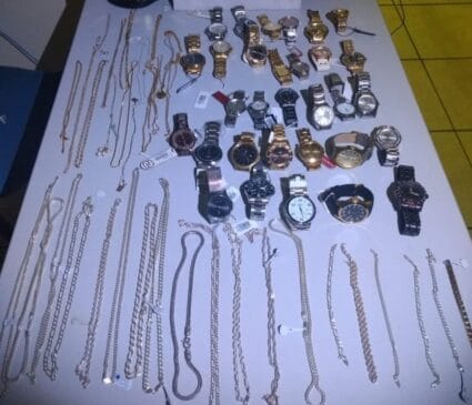 Os objetos, que somaram um valor de R$ 15 mil, foram devolvidos à vítima e os indiciados foram liberados