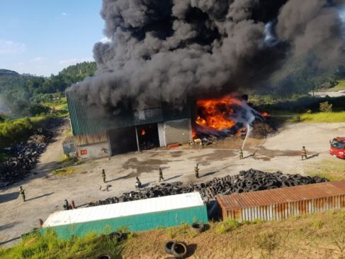 Fábrica é multada em R$ 360 mil por incêndio que atingiu mais de 500 toneladas de pneus em Marinque