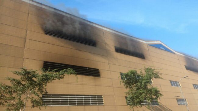 O Corpo de Bombeiros foi acionado na manhã de hoje (30) para conter o incêndio