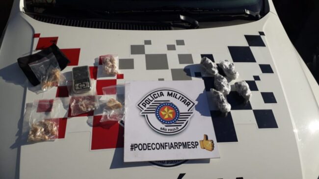 Policiais também apreenderam com o grupo, porções de maconha e crack prontas para a venda; ocorrência foi registrada na quarta