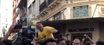 Jair Bolsonaro segundos após levar a facada durante campanha eleitoral.