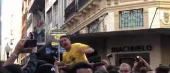 Jair Bolsonaro segundos após levar a facada durante campanha eleitoral.
