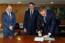 Na manhã desta segunda-feira (4), o presidente Jair Bolsonaro deu posse ao novo diretor-geral da Polícia Federal, Rolando Alexandre de Souza, no Palácio do Planalto.