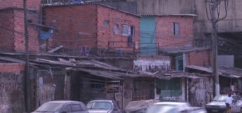 A vítima, David Nascimento dos Santos, morador da favela do Areião, no Jaguaré, apareceu morto na favela da Fazendinha, em Osasco
