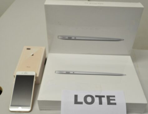 Para os fãs da Apple há ainda boas ofertas, como um lote contendo um iPhone 8 Plus e dois notebooks Macbook Air por R$ 4.800