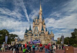 A Walt Disney Company doou US$ 2 milhões (R$ 10 milhões) para organizações que fornecem ajuda humanitária