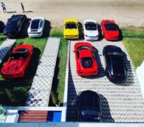 Fotos e vídeos foram publicados em uma conta no Instagram, rede pela qual o grupo costuma compartilhar fotos e vídeos de carros luxuosos e eventos dos quais participa