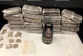 A equipe encontrou porções de diversas drogas. No total, 18 quilos de maconha foram encontrados com o criminoso