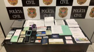Os investigadores apreenderam documentos, cartões bancários e celulares