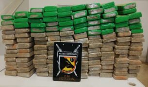 Durante a vistoria, os policiais encontraram 148 tijolos da droga, R$ 243 e um celular
