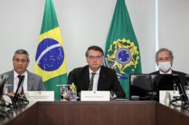 Presidente afirmou que assinará novos decretos incluindo outros serviços na lista de essenciais