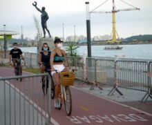 Pessoas usam m&aacute;scara na orla de Santos, no litoral paulista