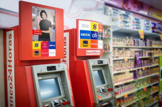 O usuário deve criar uma canta no Mercado Pago, realizar a transferência do dinheiro da conta social da Caixa para a conta do Mercado Pago e se dirigir a um caixa eletrônico