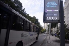 Nesta semana, a cidade também implantou relógios digitais que informam a quantidade de pessoas nas ruas e orienta a ficar em casa