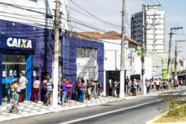 Fila enorme na ag&ecirc;ncia da Caixa na Rua Comendador Cantinho, zona leste de S&atilde;o Paulo, para receber o aux&iacute;lio emergencial