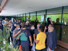 Grupo de empresário tentar entrar na prefeitura.