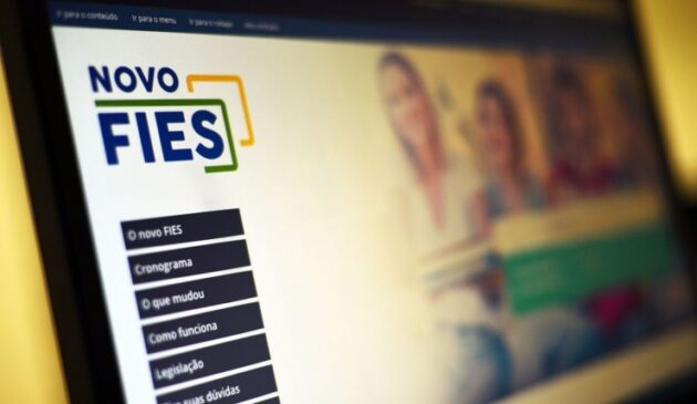 Segundo o edital do Fies de 2023, o estudante que busca o financiamento deve ter renda familiar por pessoa de até três salários mínimos