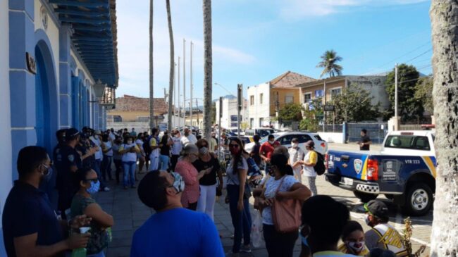 Um grupo de ambulantes de São Sebastião protestou, na manhã desta terça-feira (12), em frente à prefeitura