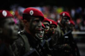 Diante do enorme desafio, os militares estão nas ruas auxiliando o povo e já atuavam desde antes da chegada do vírus