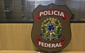 A Polícia Federal cumpre 5 mandados de prisão e 25 de busca e apreensão em uma investigação sobre compras suspeitas e desvios de R$ 3,95 milhões na saúde pública