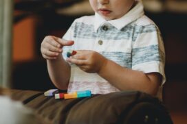 Se o momento está complicado para quem possui irmãos, os filhos únicos tendem a sentir mais o isolamento