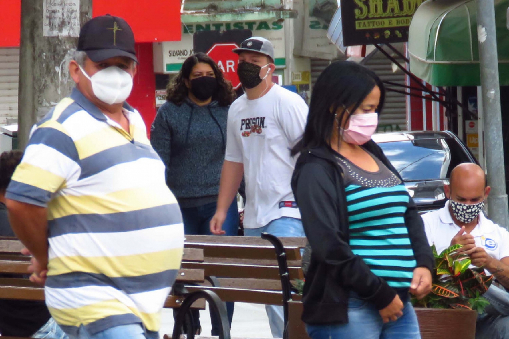 Popula&ccedil;&atilde;o usa m&aacute;scara na rua para se prevenir ao novo coronav&iacute;rus