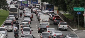 Movimenta&ccedil;&atilde;o de ve&iacute;culos em via de S&atilde;o Paulo