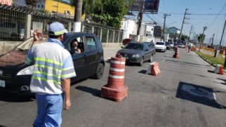 Barreira sanitária montada próximo à entrada da cidade de Santos registrou congestionamento no primeiro dia de megaferiado