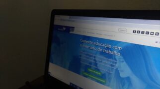 O programa permite que estudantes cursem o ensino médio integrado ao técnico na mesma escola e no mesmo turno