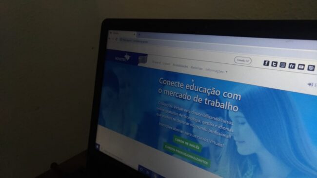 O programa permite que estudantes cursem o ensino médio integrado ao técnico na mesma escola e no mesmo turno