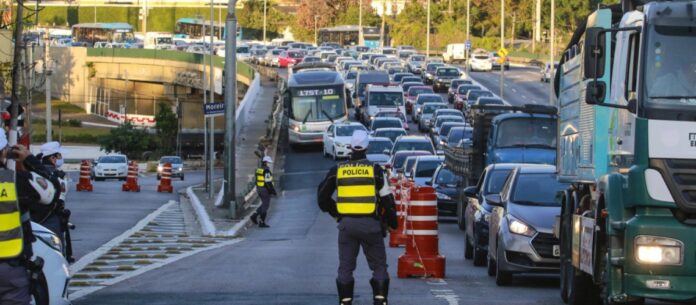 Trânsito de veículos em SP