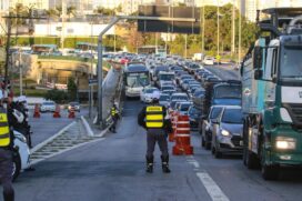 Estratégia de bloqueio em ruas gerou trânsito e reclamações.