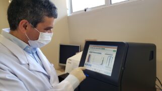 O equipamento que analisa as amostras permite processar até 1.536 exames ao mesmo tempo